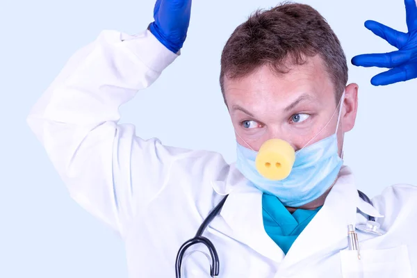Χαρούμενη Παιδιάστικη Ιδέα Γιατρού Γιατρός Ιατρικά Ρούχα Και Μάσκα Μύτη — Φωτογραφία Αρχείου