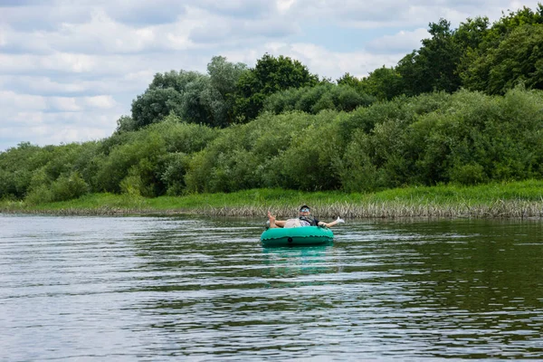 Mensen Drijven Een Kalme Rivier Europa Opblaasbare Rubberboten — Stockfoto