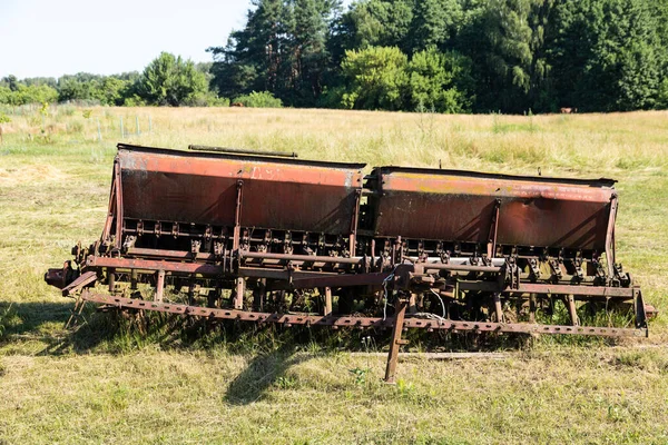 Old Farm Trolley Seeder Gears Rusty Wagon Seeder — Stock Photo, Image