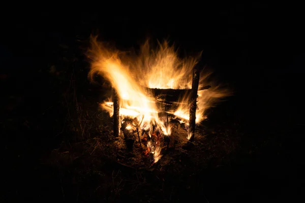 Lagerfeuer Feuer Rauch Auf Einem Hintergrund Der Natur — Stockfoto