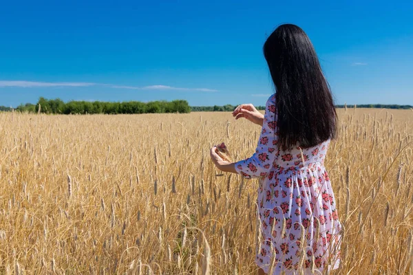 Una Mujer Una Niña Está Pie Con Espalda Campo Trigo — Foto de Stock