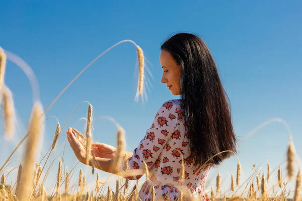 Una Mujer Una Niña Está Pie Campo Trigo Sostiene Las — Foto de Stock