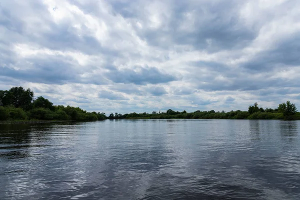 Río Verano Con Cielo Azul Brillante Nubes — Foto de Stock