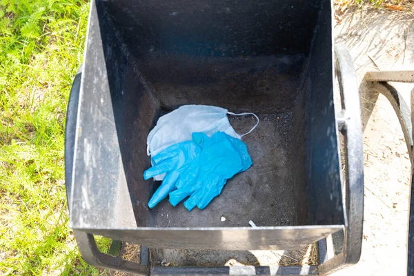 Membuang Sarung Tangan Medis Dan Masker Pelindung Tempat Sampah Setelah — Stok Foto