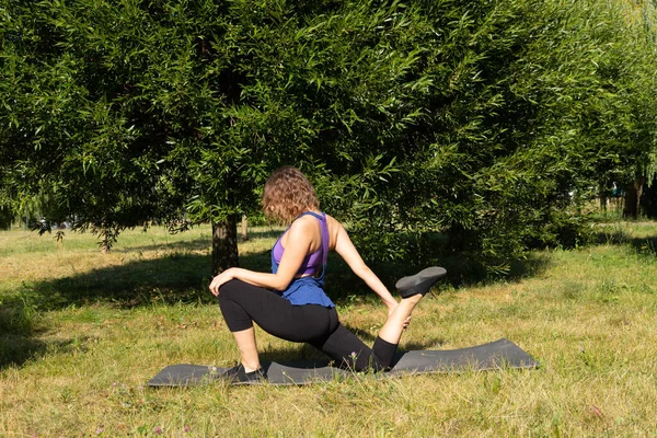 Fitnesstrainerin Macht Das Zeigt Übungen Grünen Park Sportkonzept — Stockfoto