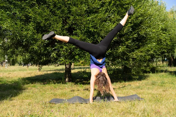 Female Fitness Instructor Does Shows Exercises Green Park Sport Concept — Stock Photo, Image