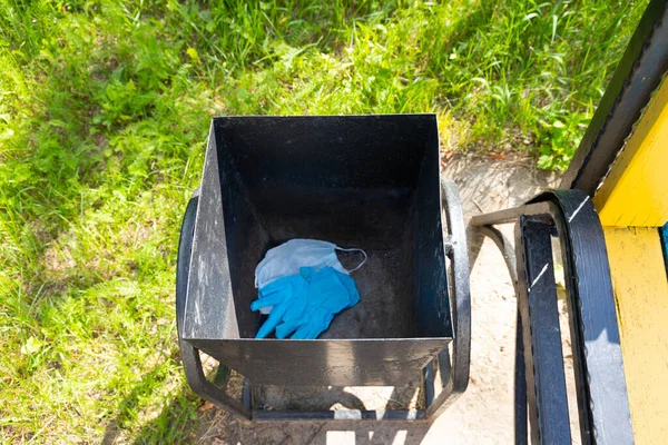 Membuang Sarung Tangan Medis Dan Masker Pelindung Tempat Sampah Setelah — Stok Foto