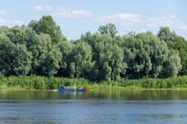 Nehirde çalışan özel bir gemi. Nehir yataklarının temizlenmesi ve gölet tabanının temizlenmesi. Kazıcı ve diğer ekipmanlar suyu temizler..