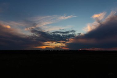 Gün batımı, bulutlarla gün doğumu, ışık ışınları ve diğer atmosferik etkilerle