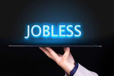 İnsan eli üzerinde neon bir metin yazan bir tablet tutar, 