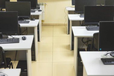 Boş bir sınıf, masada yazı tahtası ve bilgisayarları olan bir konferans salonu. Eğitim kavramı.