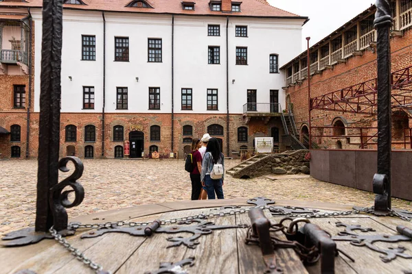 Well Kept Courtyard Ancient European Castle Mir — Stock Photo, Image