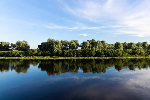 Krajobraz Europejski Rzeka Błękitne Niebo Tle Zielonych Drzew — Zdjęcie stockowe