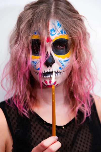 美しい女性 死んだ花嫁のイメージで彼女の顔に化粧をした女の子 メキシコ文化カーニバル ハロウィーンの休日のコンセプト — ストック写真