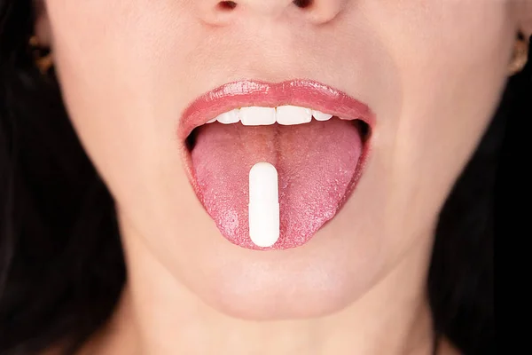 Biała Owalna Tabletka Kapsułka Języku Dziewczyny Kobieta Zbliżenie Koncepcja Placebo — Zdjęcie stockowe