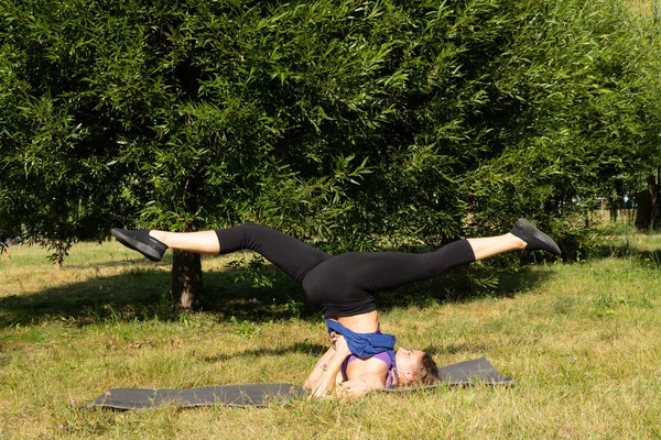 Kvinnlig Fitness Instruktör Gör Visar Övningar Grön Park Idrottsbegreppet — Stockfoto