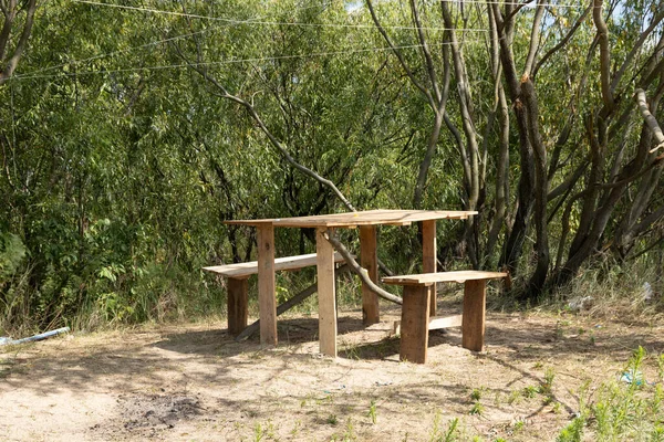 Hemmagjort Träbord Med Stolar Grönt Gräs Familjesemester Picknick Skog Flod — Stockfoto