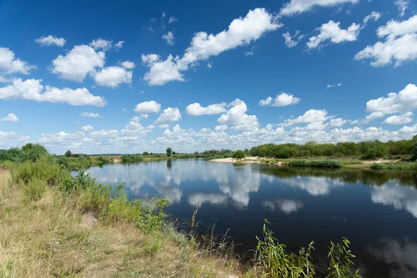Pejzaż Rzeka Błękitnym Niebem Chmury Odbija Się Wodzie Letni Dzień — Zdjęcie stockowe