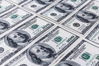 100 dolarlık banknotların en üst görüntüsü.