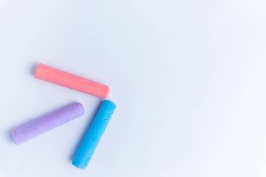 tebeşirler beyaz arkaplanda çeşitli renklerde düzenlenmiştir