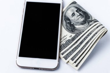 Amerikan doları ve akıllı telefonu beyaza izole edilmiş. Mobil ödemeler kavramı