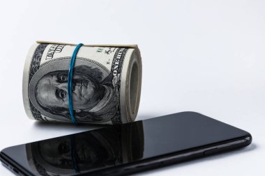 Amerikan doları ve akıllı telefonu beyaza izole edilmiş. Mobil ödemeler kavramı
