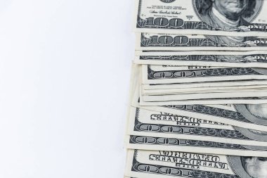 Beyaz arka planda izole edilmiş 100 dolarlık banknotlar