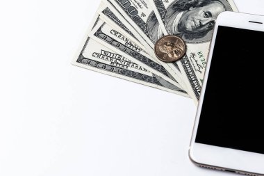 Amerikan doları ve akıllı telefonu beyaza izole edilmiş. Mobil ödemeler kavramı