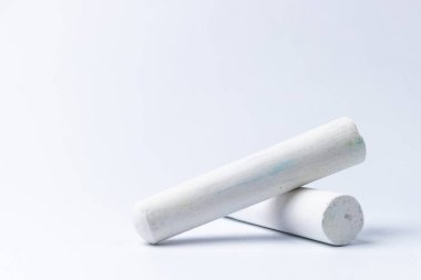 Beyaz zemin üzerinde beyaz tebeşirler