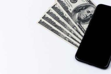 Amerikan doları ve akıllı telefonu beyaza izole edilmiş. Mobil ödemeler kavramı
