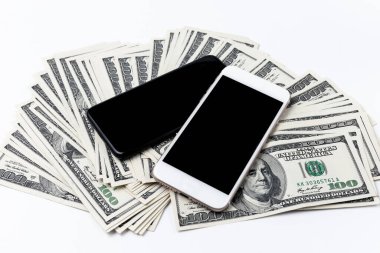 Amerikan doları ve akıllı telefonu beyaza izole edilmiş. Mobil ödemeler kavramı