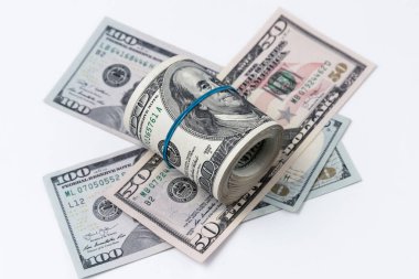 Beyaz bir arka planda Amerikan doları rulosu. Mali konsept.