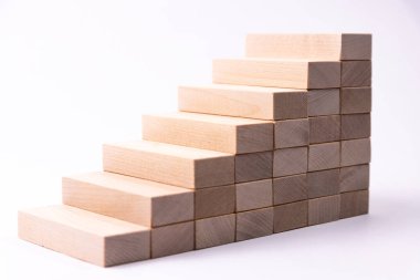 Tahta blokların merdivenlerini kullanarak konsepti yükseltmek