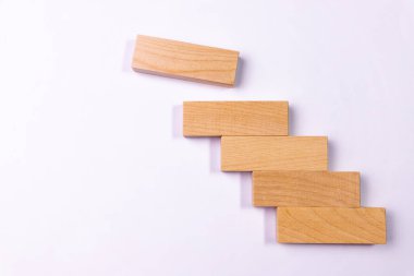 Tahta blokların merdivenlerini kullanarak konsepti yükseltmek