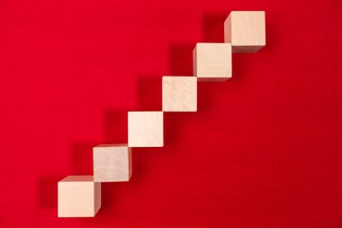 Kırmızıda izole edilmiş tahta oyuncak küpleri.