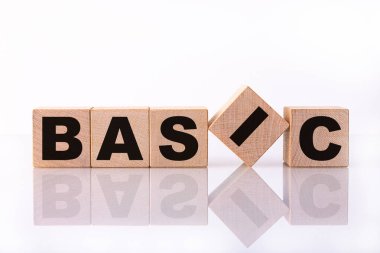BASIC sözcüğü, beyaz arkaplandaki tahtadan küplere yazılmış yansımalı metin.