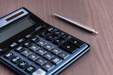 İş raporunda kalem ve hesap makinesi