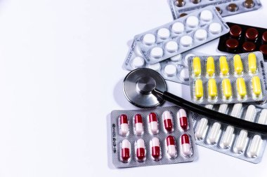 Renkli haplar ve beyaz steteskop ile tıbbi konsept