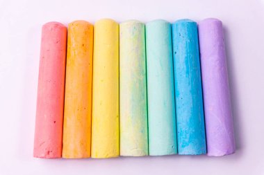 Beyaz arkaplanda çok renkli tebeşir izole edildi