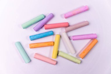 Beyaz arkaplanda çok renkli tebeşir izole edildi