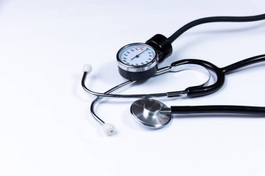 Tansiyon monitörü. Kan basıncı kontrolü için tıbbi sphygmomanometre beyaza izole edildi