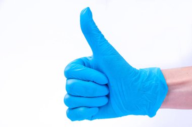 Mavi eldiveni teslim et, beyaz üzerine izole edilmiş, başparmağı yukarıda..
