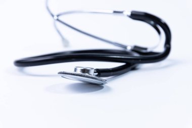 Siyah tıbbi steteskop beyaz arka planda izole edilmiş.