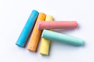 tebeşirler beyaz arkaplanda çeşitli renklerde düzenlenmiştir