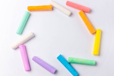 tebeşirler beyaz arkaplanda çeşitli renklerde düzenlenmiştir