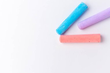 tebeşirler beyaz arkaplanda çeşitli renklerde düzenlenmiştir