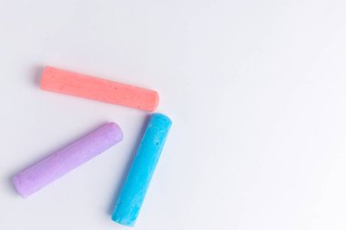 tebeşirler beyaz arkaplanda çeşitli renklerde düzenlenmiştir