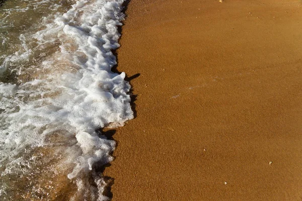 Meereswelle Mit Blasen Trifft Den Sandstrand — Stockfoto