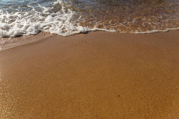 Kumlu Sahilde Denizin Yumuşak Dalgası — Stok fotoğraf