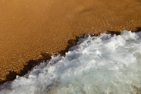 Meereswelle Mit Blasen Trifft Den Sandstrand — Stockfoto